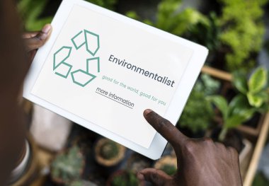 Dijital tablet kullanan kişi 