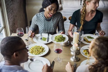 İnsanlar restoranda yemek yiyor.  