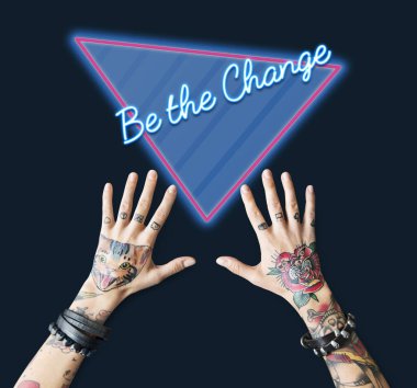 Dövmeli kadın eller