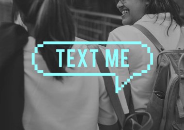 sırt çantaları ile gülümseyen öğrenciler