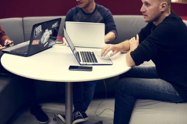 dizüstü dizüstü bilgisayarlar kullanan kişiler