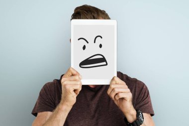 Dijital tablet kapsayan yüz tutan adam