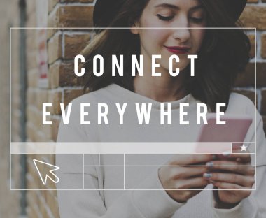 Akıllı telefon kullanan kadın 