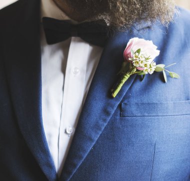 Ceket cebinde küçük çiçek