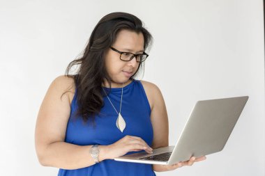 Dizüstü bilgisayar kullanan kadın 