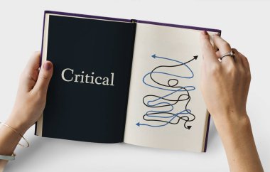 Kadın kitap okuyor.