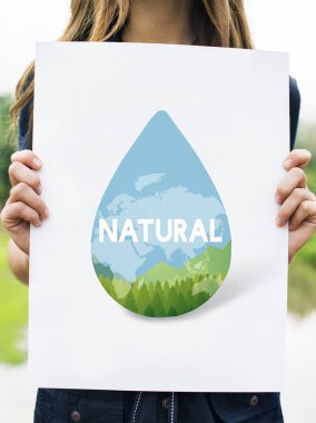 su damlası ile banner tutan kadın