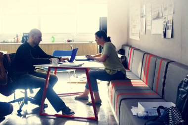 dizüstü dizüstü bilgisayarlar kullanan kişiler