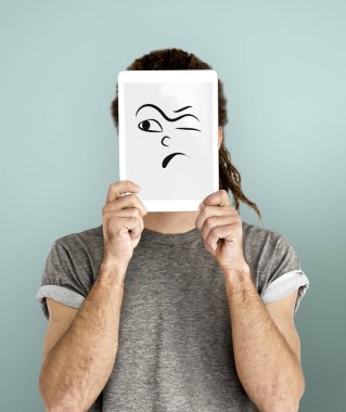 Dijital tablet kapsayan yüz tutan adam