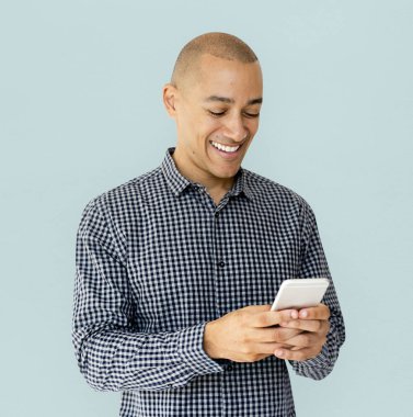 gülümseyen ve telefon kullanarak dostum