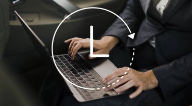 Tipik dizüstü klavye üzerinde işadamı