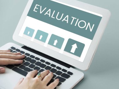 Eller dizüstü bilgisayarda çalışıyor