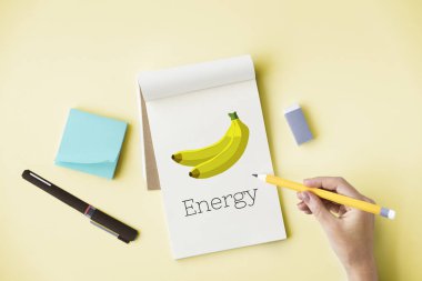 kadın el not defterinde çizimi 