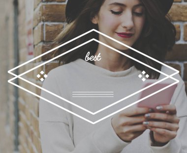 Akıllı telefon kullanan kadın 