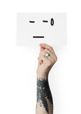 Kafatası ile afişini tutan kişi