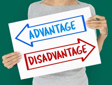 Kadın afişini tutar 