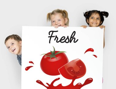 Çocuk afişini saklanıyor