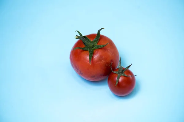 Dos tomates rojos orgánicos — Foto de Stock