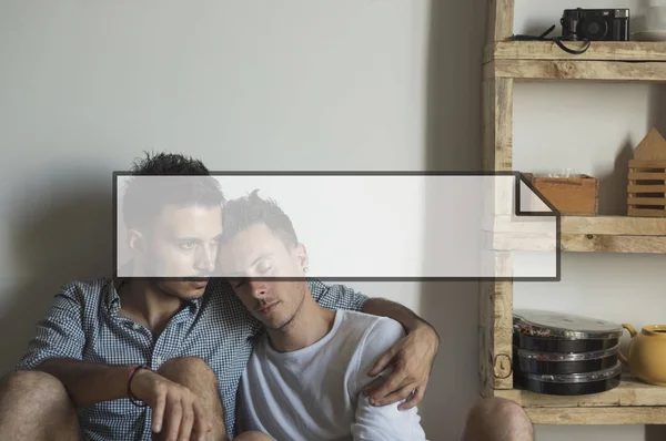 Átfogó fiatal homoszexuális pár — Stock Fotó