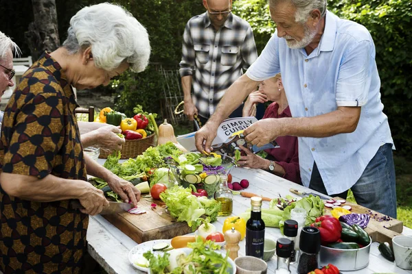 Mensen bereiden van vegetaran voedsel — Stockfoto