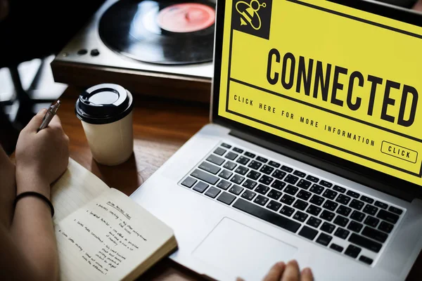 Persone che lavorano con il computer portatile — Foto Stock