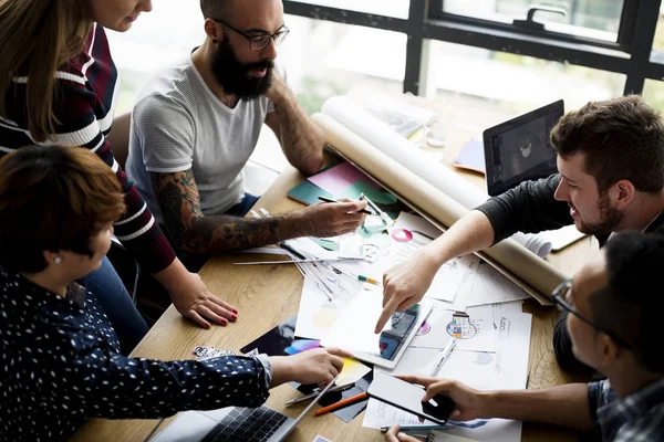 Pessoas criativas brainstorming no escritório — Fotografia de Stock