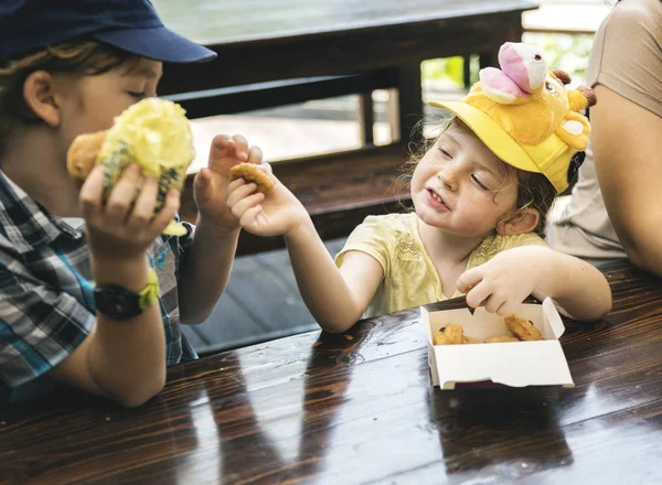 Meisje delen van voedsel met broer — Stockfoto