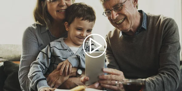 Abuelos y nieto usando smartphone — Foto de Stock