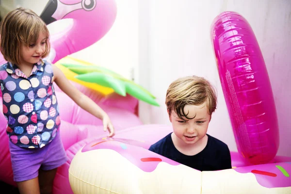 Kinderen met zwemmen ringen — Stockfoto