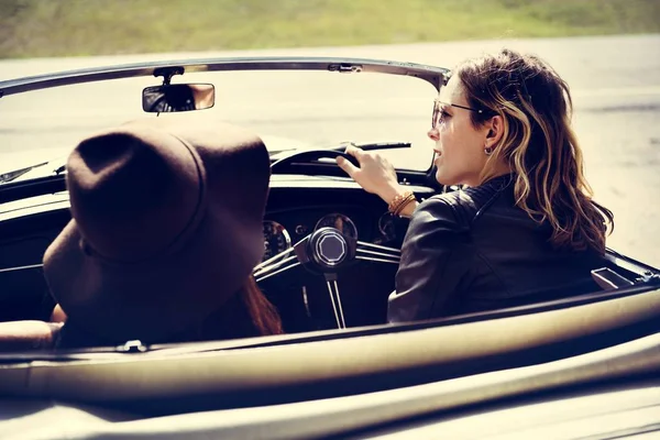 Жінки керують автомобілем — стокове фото