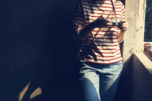 Женщина-путешественница с фотокамерой — стоковое фото