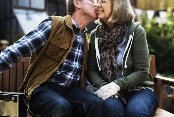 Homem dando mulher um beijo na bochecha — Fotografia de Stock