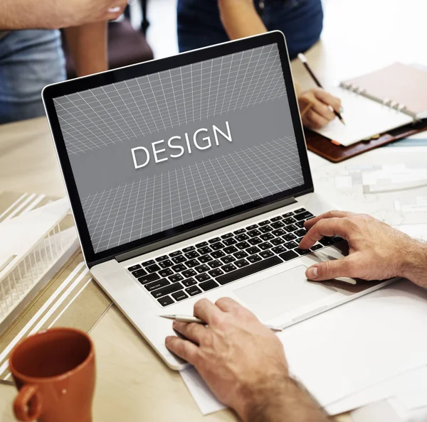 Masada dizüstü bilgisayar kullanan adam