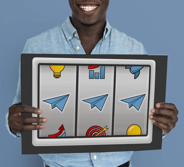 Homem sorrindo e segurando banner anúncio — Fotografia de Stock