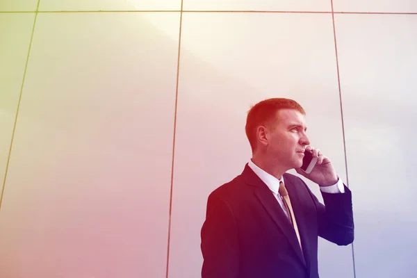 Uomo d'affari in giacca e cravatta parlare sul cellulare — Foto Stock