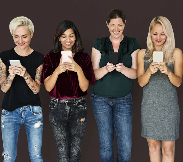 Οι γυναίκες που χρησιμοποιούν έξυπνα τηλέφωνα — Φωτογραφία Αρχείου
