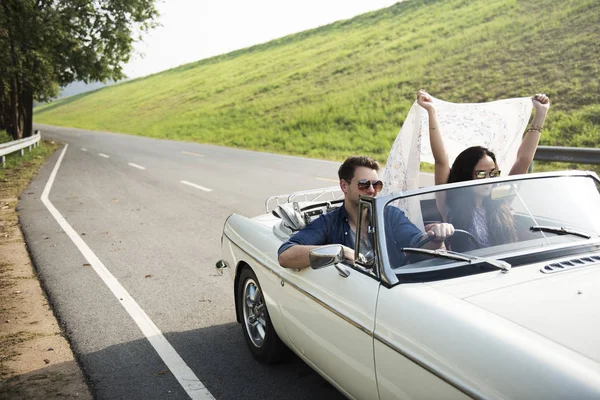 Paar besturen van een auto — Stockfoto