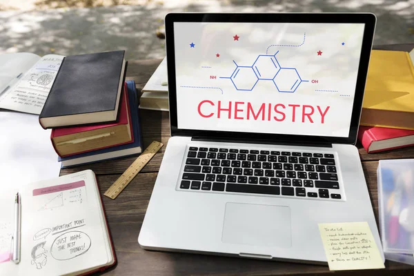 Çalışma alanı ile defter ve kitaplar 