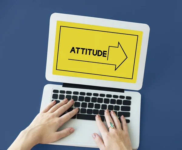 Vrouw typen op laptop toetsenbord — Stockfoto