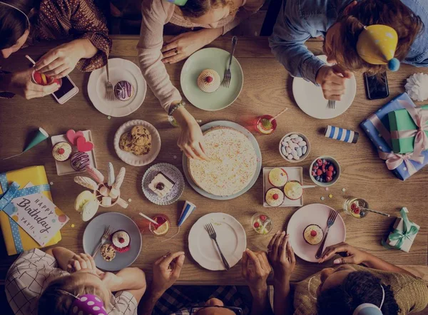 La gente celebra cumpleaños en la mesa —  Fotos de Stock