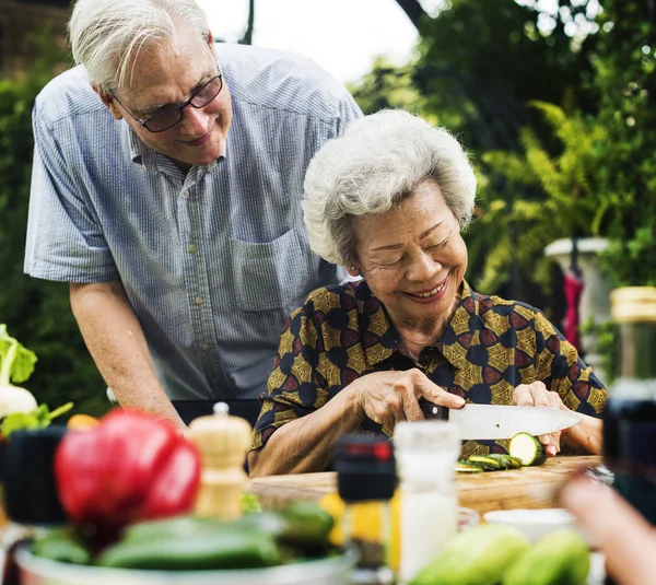 Paar bereiden van voedsel — Stockfoto