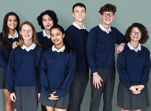 Diversos estudiantes juntos en el estudio — Foto de Stock