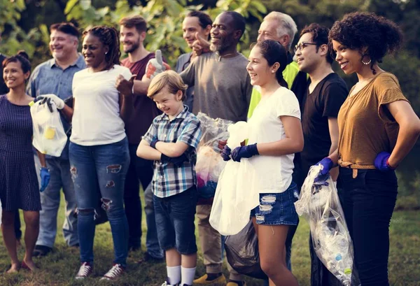 La gente recoge basura en el parque — Foto de Stock