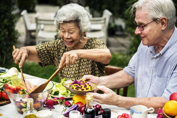 Casal comendo salada ao ar livre — Fotografia de Stock