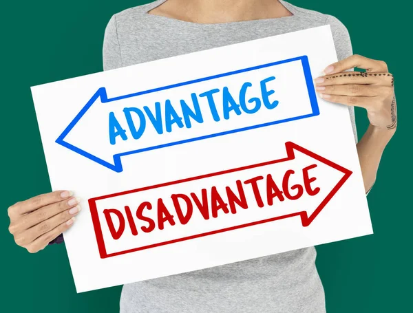 Kadın afişini tutar 