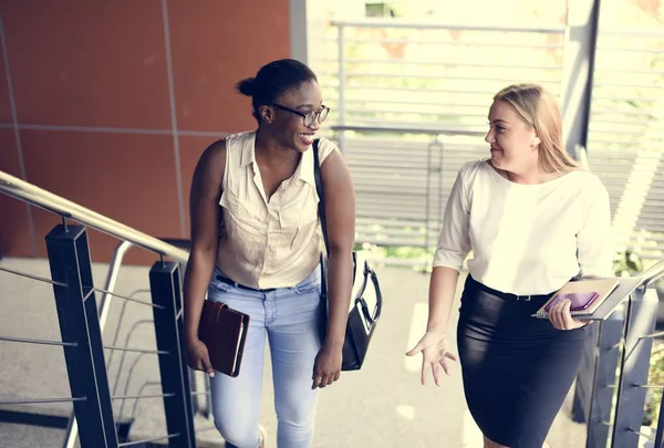 iki kadın yürüyen merdiven 