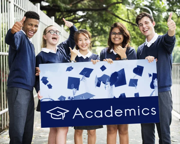 Felici studenti multicuturali con banner — Foto Stock