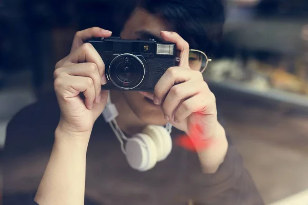 Asiático hombre con foto cámara — Foto de Stock