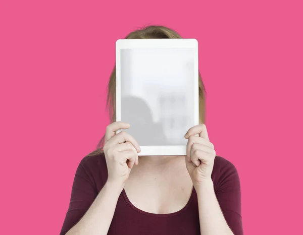 Жінка тримає цифровий планшет покриття обличчя — стокове фото