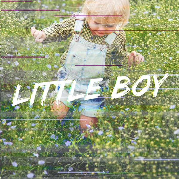 Băiat în denim în general de mers pe jos în câmp — Fotografie, imagine de stoc